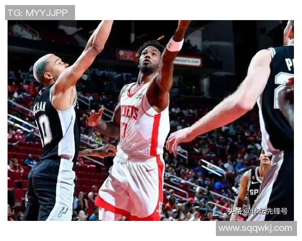 火箭与马刺季后赛首战激战正酣双方明星球员争夺战引人瞩目 火箭与马刺季后赛首战激战正酣双方明星球员争夺战引人瞩目